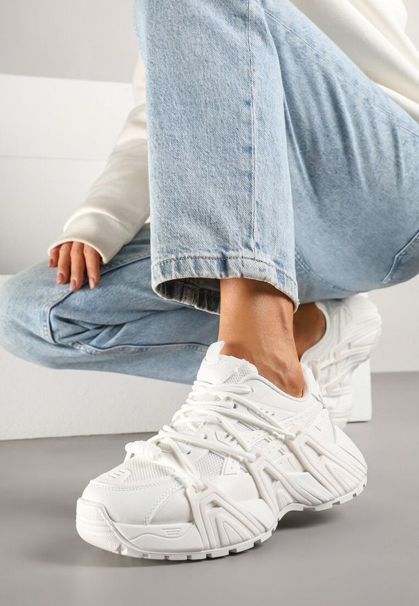 Born2be - Białe Sneakersy z Geometrycznym Tłoczeniem Ulfitia. Okazja: na co dzień. Zapięcie: sznurówki. Kolor: biały. Materiał: dresówka. Wzór: geometria