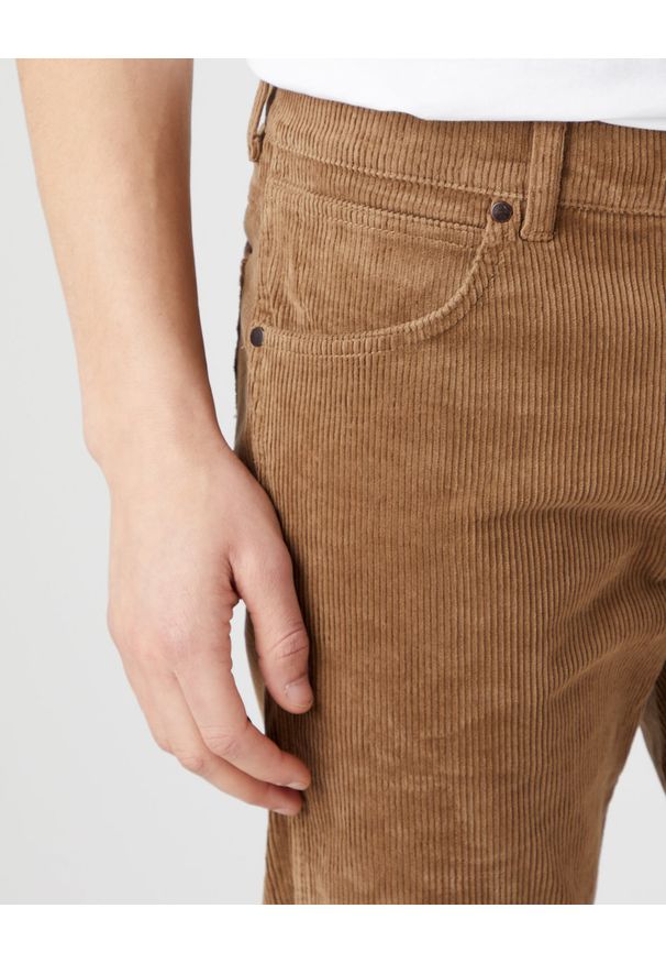 Wrangler - WRANGLER GREENSBORO MĘSKIE SPODNIE SZTRUKSOWE BISCUIT W15QA2012 112319942. Materiał: sztruks