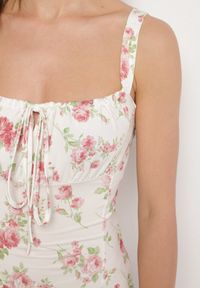 Born2be - Beżowo-Różowa Taliowana Sukienka w Kwiaty Ozdobiona Wiązaniem Firavire. Okazja: na co dzień. Kolor: różowy. Wzór: aplikacja, kwiaty. Sezon: wiosna, lato. Typ sukienki: sportowe. Styl: casual, sportowy #3