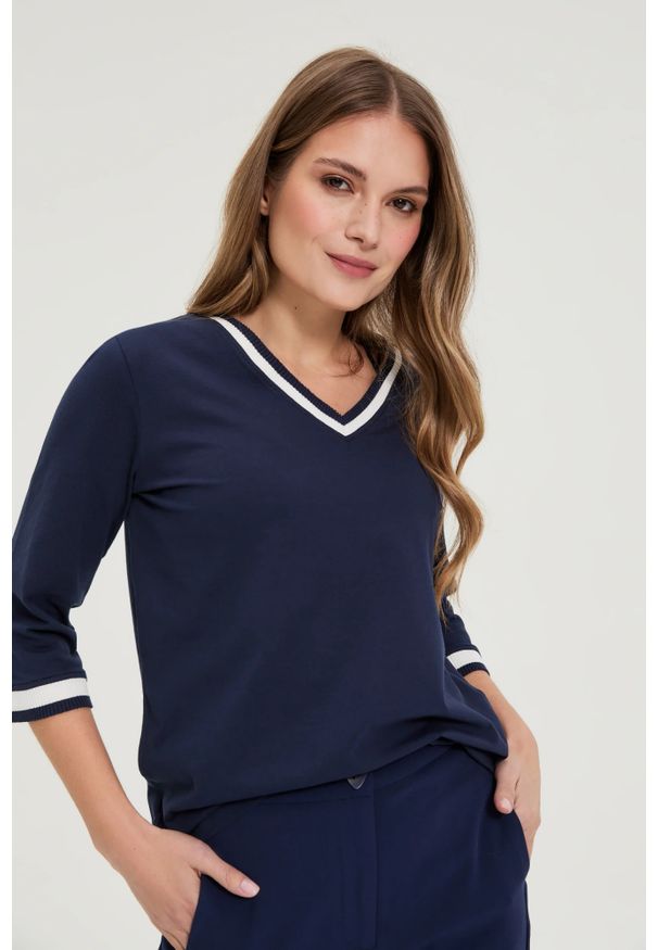 MOODO - Bawełniana bluzka z dekoltem w serek granatowa. Typ kołnierza: dekolt w serek. Kolor: niebieski. Materiał: bawełna