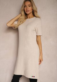 Renee - Beżowa T-shirtowa Sukienka z Wiskozowej Dzianiny z Ozdobnymi Guzikami Narossa. Okazja: na co dzień. Kolor: beżowy. Materiał: dzianina, wiskoza. Długość rękawa: krótki rękaw. Styl: elegancki, casual