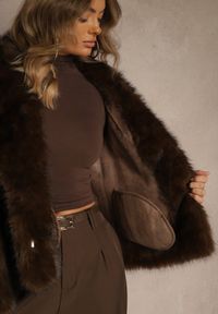 Renee - Brązowa Kurtka Typu Futerko Ozdobione Kołnierzem Tilea. Okazja: na randkę, na co dzień. Kolor: brązowy. Materiał: futro. Wzór: aplikacja. Styl: klasyczny, casual, elegancki #4