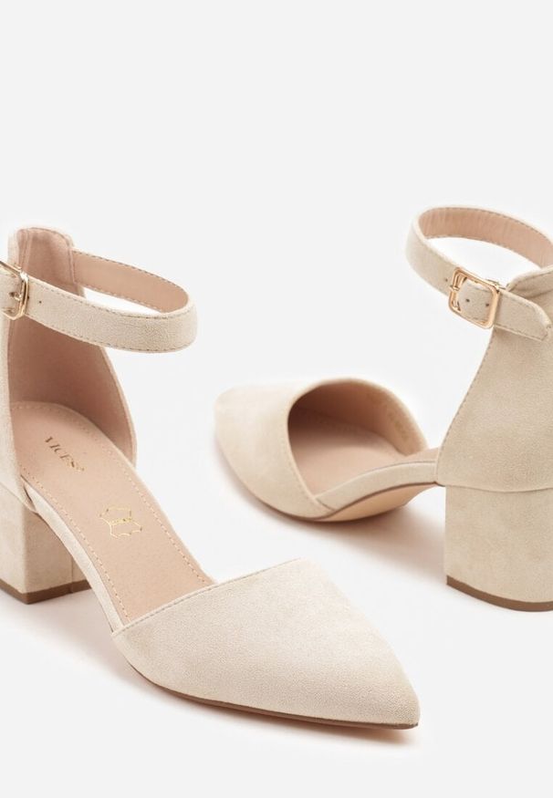 Born2be - Beżowe Czółenka na Obcasie Vices ze Skórzaną Wkładką i Ozdobnym Paskiem Nurisella. Okazja: na co dzień. Zapięcie: pasek. Kolor: beżowy. Materiał: skóra. Obcas: na obcasie. Styl: casual, klasyczny. Wysokość obcasa: średni