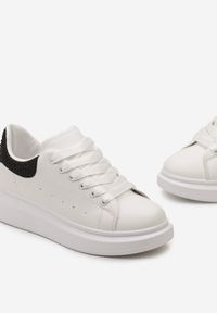 Born2be - Biało-Czarne Sneakersy Melorae. Nosek buta: okrągły. Kolor: biały. Materiał: skóra ekologiczna, materiał. Szerokość cholewki: normalna. Obcas: na platformie. Sport: turystyka piesza #2
