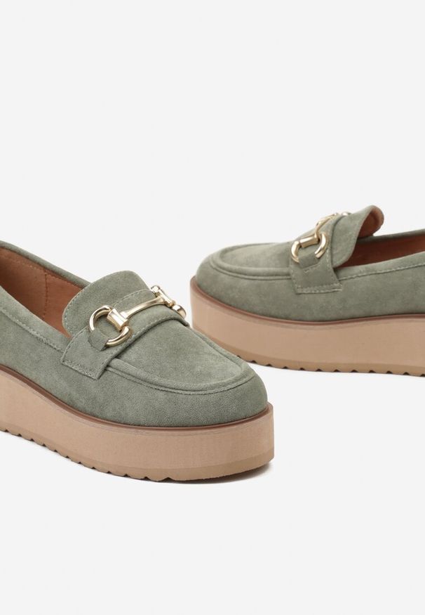 Born2be - Zielone Mokasyny na Platformie z Ozdobą Metalową Emberia. Kolor: zielony. Wzór: aplikacja. Obcas: na platformie. Styl: klasyczny