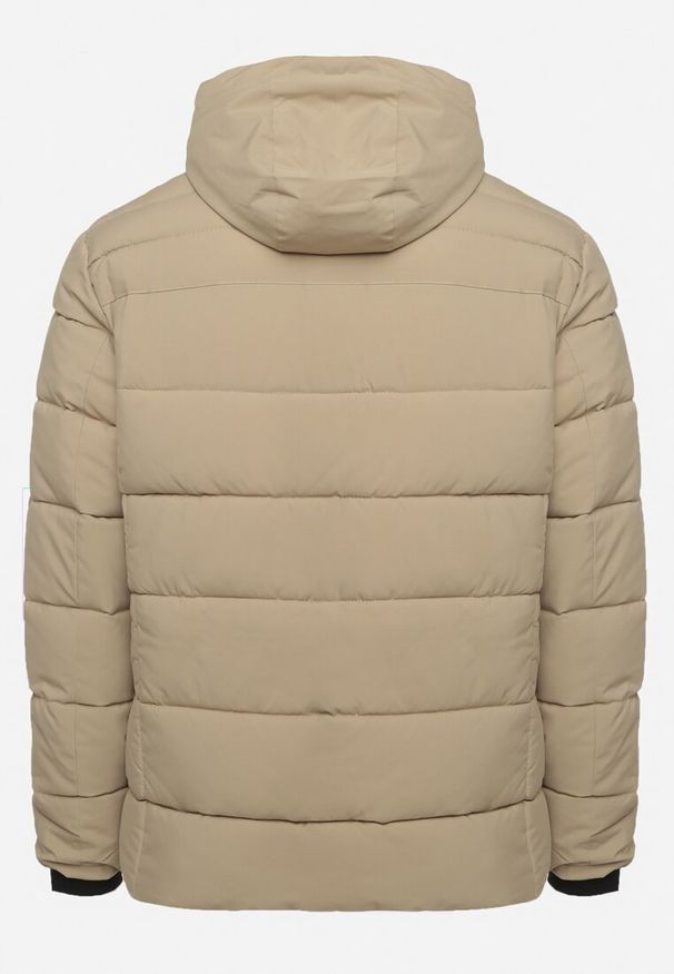 Born2be - Ciemnobeżowa Pikowana Kurtka z Odpinanym Kapturem i Sznurkami Nomika. Okazja: na co dzień. Kolor: beżowy. Materiał: tkanina, jeans, materiał. Sezon: zima. Styl: klasyczny, casual, elegancki