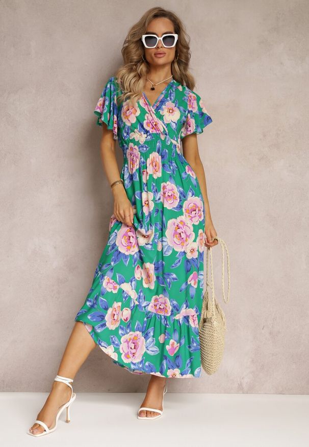 Renee - Zielona Rozkloszowana Sukienka Maxi z Gumkami w Talii i Falbankami Tayte. Typ kołnierza: kołnierz z falbankami. Kolor: zielony. Materiał: tkanina. Długość rękawa: krótki rękaw. Typ sukienki: kopertowe. Długość: maxi