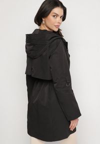 Born2be - Czarny Płaszcz Kurtka Przeciwwiatrowa z Kapturem Amilina. Okazja: na spacer, na co dzień. Typ kołnierza: kaptur. Kolor: czarny. Materiał: wełna, jeans. Wzór: aplikacja. Styl: casual, elegancki #6