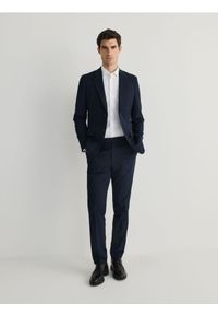 Reserved - Spodnie slim fit z kantem - granatowy. Kolor: niebieski. Materiał: wiskoza, materiał. Wzór: gładki