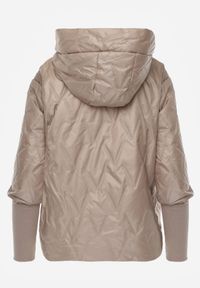 Born2be - Brązowa Kurtka z Kapturem Pikowana z Materiałowymi Wykończeniami Sofie. Okazja: na co dzień. Typ kołnierza: kaptur. Kolor: brązowy. Materiał: materiał. Styl: casual #8