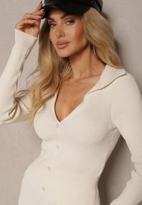Renee - Jasnobeżowy Prążkowany Komplet z Wiskozą Golf na Suwak i Spódnica Ozdobiona Rozcięciem Vertiola. Kolor: beżowy. Materiał: wiskoza, prążkowany. Wzór: aplikacja #4