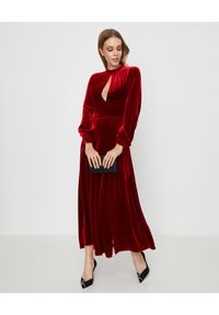 RAQUEL DINIZ - Czerwona sukienka z jedwabiu. Kolor: czerwony. Materiał: jedwab. Długość rękawa: długi rękaw. Typ sukienki: rozkloszowane. Styl: elegancki. Długość: maxi #4