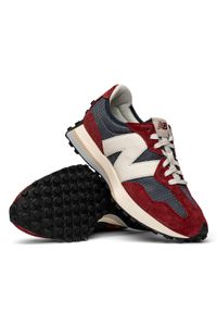 Sneakersy męskie czerwone New Balance MS327MR. Okazja: na co dzień, na spacer, do pracy. Kolor: czerwony. Sport: turystyka piesza