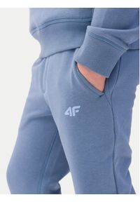 4f - 4F Spodnie dresowe 4FJWSS24TTROM597 Niebieski Regular Fit. Kolor: niebieski. Materiał: bawełna #4
