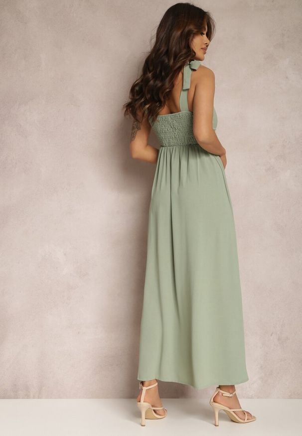 Renee - Zielona Sukienka Rozkloszowana z Wiązanymi Ramiączkami i Wycięciem Argomeda. Okazja: na imprezę, na co dzień. Typ kołnierza: kokarda. Kolor: zielony. Długość rękawa: na ramiączkach. Wzór: gładki. Styl: casual. Długość: maxi