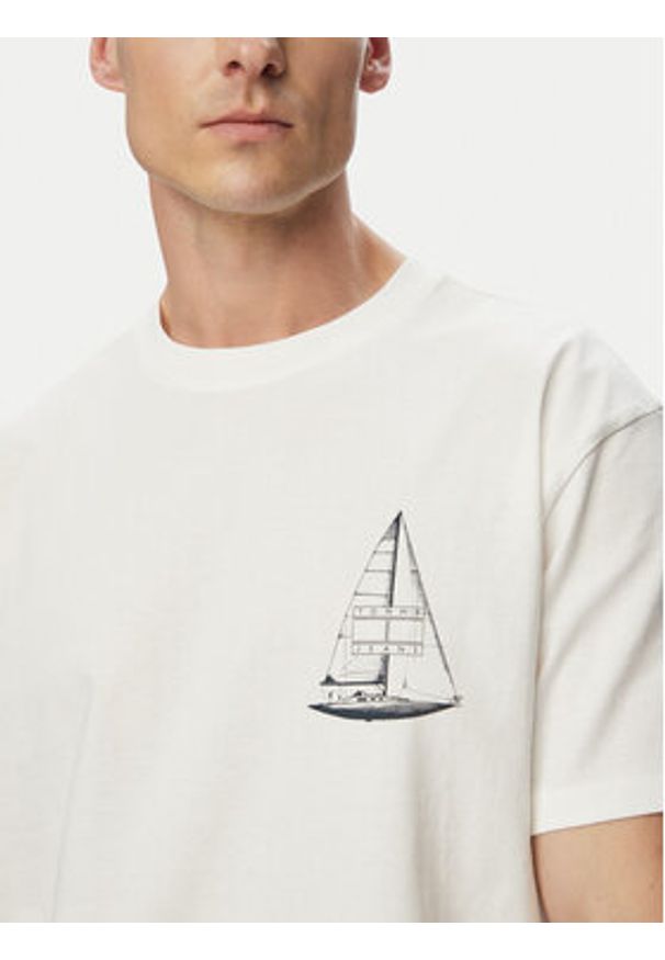 Tommy Jeans T-Shirt Sailboat DM0DM23184 Biały Regular Fit. Kolor: biały. Materiał: bawełna