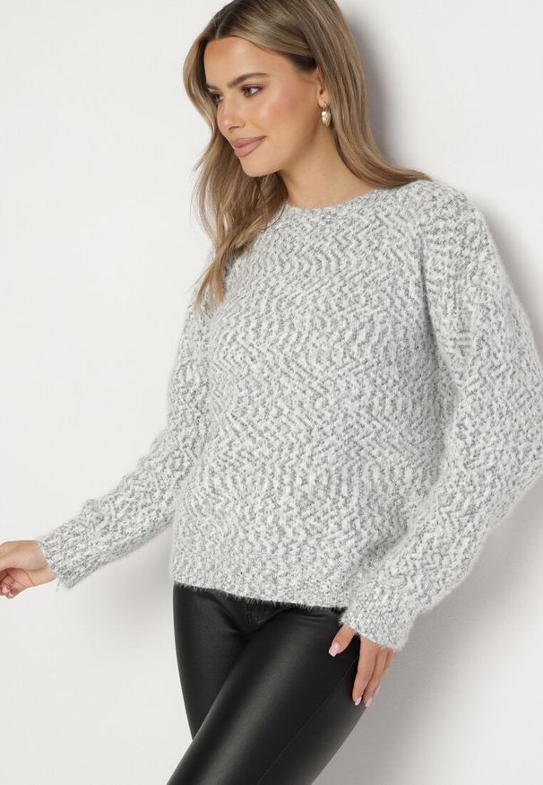 Born2be - Czarny Klasyczny Sweter Oversize z Wiskozą Tarenta. Kolor: czarny. Materiał: wiskoza. Sezon: zima. Styl: klasyczny