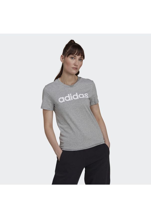 Adidas - T-shirt damski z logo adidas Essentials. Kolor: szary, biały, wielokolorowy. Sport: taniec, joga i pilates