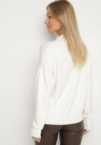 Born2be - Biały Golf z Metalicznymi Guzikami Aderlia. Okazja: do pracy, na co dzień, na spotkanie biznesowe. Typ kołnierza: golf. Kolor: biały. Materiał: jeans. Styl: klasyczny, casual, elegancki, biznesowy #5