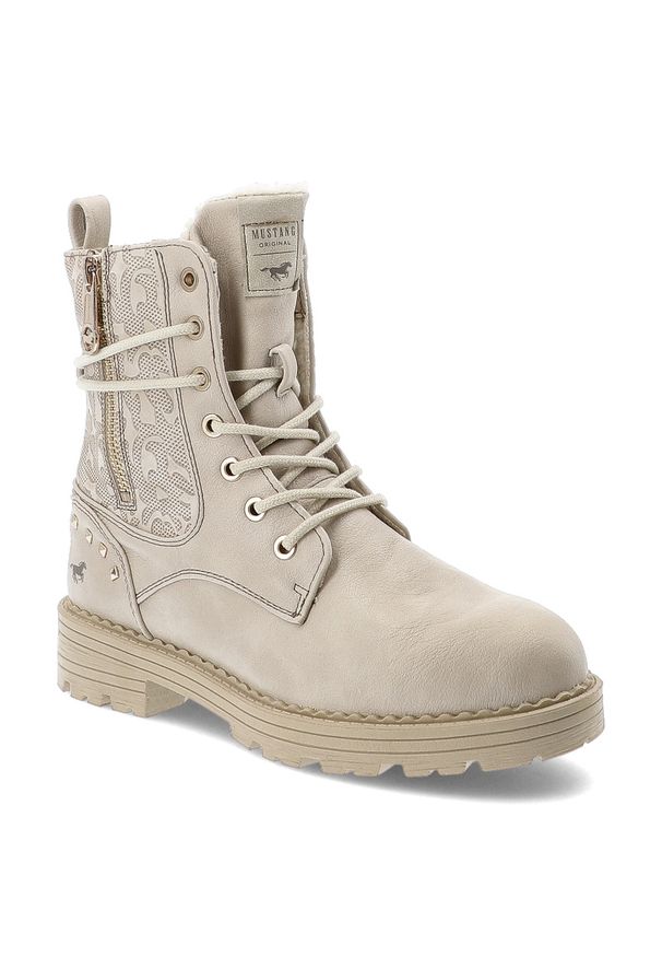 Beżowe Trzewiki Mustang Ocieplane Obuwie Damskie. Okazja: na co dzień. Zapięcie: sznurówki. Kolor: beżowy. Materiał: materiał, syntetyk. Szerokość cholewki: normalna. Wzór: aplikacja. Sezon: zima, jesień. Styl: casual, klasyczny