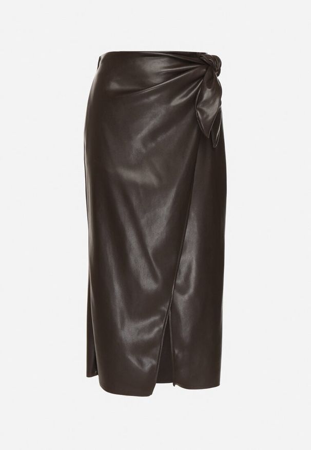 Born2be - Brązowa Kopertowa Spódnica z Imitacji Skóry z Wiązaniem i Marszczeniem Seolisse. Okazja: na co dzień. Kolor: brązowy. Materiał: skóra. Styl: casual