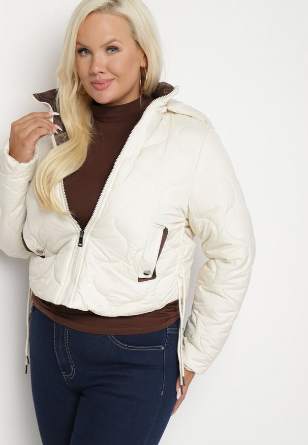 Born2be - Jasnobeżowa Kurtka Krótka z Pikowaniem i Odpinanym Kapturem Taraes. Okazja: na co dzień. Kolekcja: plus size. Kolor: beżowy. Materiał: jeans. Długość: krótkie. Styl: casual, elegancki