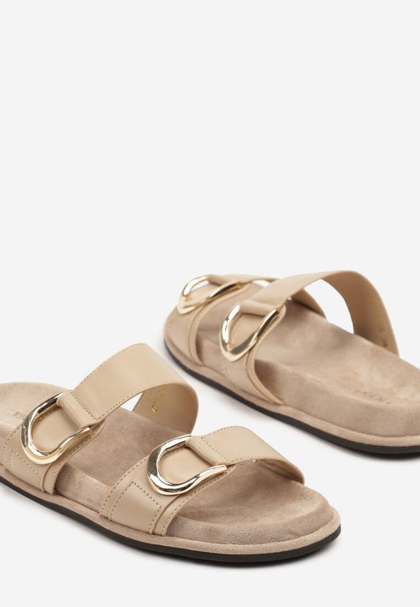 Renee - Ciemnobeżowe Klapki Vices z Zaokrąglonymi Klamrami Nilarila. Okazja: na co dzień. Kolor: beżowy. Materiał: jeans. Sezon: lato. Styl: klasyczny, casual