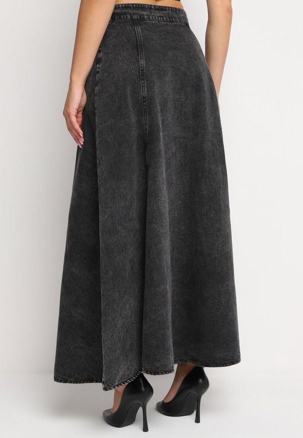 Born2be - Czarna Bawełniana Spódnica Jeansowa Maxi Rozkloszowana z Łańcuszkiem Zallire. Kolor: czarny. Materiał: bawełna, jeans. Styl: boho