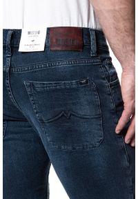 Mustang - SPODENKI MĘSKIE MUSTANG 5 POCKET SHORT DARK SCRATCHED USED 1007109 5000 582. Materiał: jeans