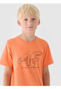 4f - T-shirt z nadrukiem chłopięcy - pomarańczowy. Okazja: na co dzień. Kolor: pomarańczowy. Materiał: jersey, dzianina, bawełna. Długość rękawa: krótki rękaw. Długość: krótkie. Wzór: nadruk. Sezon: lato. Styl: sportowy, casual, klasyczny