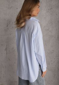 Renee - Jasnoniebieska Koszula Oversize z Bawełną Ozdobiona Paseczkami Anastene. Okazja: na co dzień. Typ kołnierza: kołnierzyk klasyczny. Kolor: niebieski. Materiał: bawełna. Wzór: aplikacja. Styl: elegancki, casual, klasyczny #5