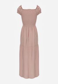 Renee - Beżowa Sukienka z Wiskozy w Stylu Hiszpanki Ozdobiona Marszczeniem Jenalena. Okazja: na co dzień. Typ kołnierza: dekolt hiszpanka. Kolor: beżowy. Materiał: wiskoza. Wzór: aplikacja. Typ sukienki: z odkrytymi ramionami. Styl: casual #5