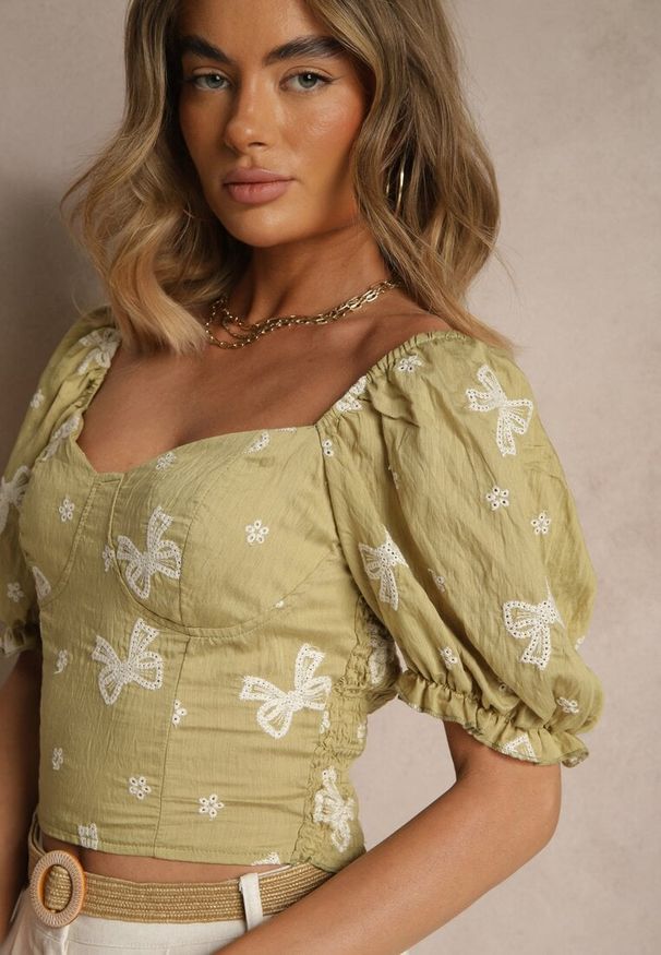 Renee - Zielona Bluzka w Hafty-Kokardki z Bufkami w Ramionach Efravina. Okazja: na co dzień, na imprezę, na spotkanie biznesowe. Typ kołnierza: kokarda. Kolor: zielony. Materiał: jeans. Wzór: haft. Sezon: lato. Styl: biznesowy, elegancki, casual