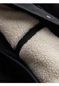 Ombre Clothing - Długa kurtka męska parka z kożuszkiem – czarna V4. Typ kołnierza: kaptur. Kolor: czarny. Materiał: guma, wełna, poliester, materiał, syntetyk. Długość: długie. Wzór: aplikacja. Styl: klasyczny #5