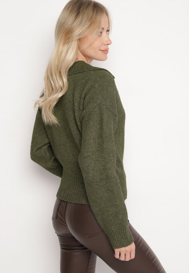 Born2be - Zielony Sweter o Krótkim Kroju z Kołnierzykiem i Dekoltem w Serek Valentarisa. Okazja: na co dzień. Typ kołnierza: dekolt w serek. Kolor: zielony. Materiał: jeans, bawełna. Długość: krótkie. Styl: elegancki, casual, klasyczny
