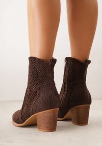 Renee - Brązowe Ażurowe Botki Kowbojki VICES na Stożkowym Obcasie Natesela. Okazja: na co dzień. Kolor: brązowy. Materiał: zamsz. Wzór: ażurowy. Sezon: wiosna. Obcas: na obcasie. Styl: casual, elegancki. Wysokość obcasa: średni #6