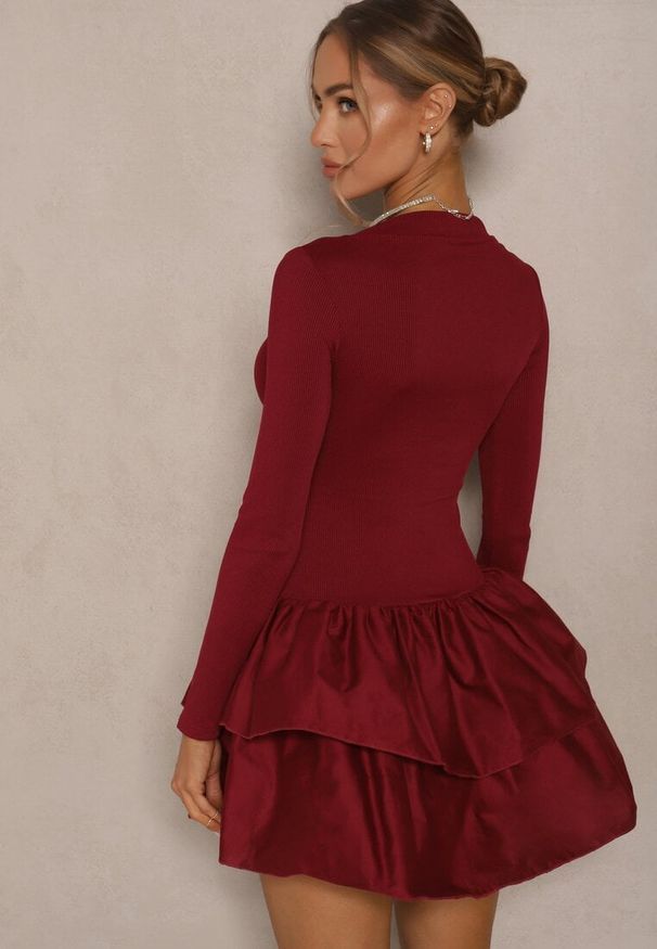 Renee - Bordowa Sukienka Longsleeve o Rozkloszowanym Kroju z Falbanką Reline. Okazja: na co dzień. Kolor: czerwony. Materiał: skóra. Długość rękawa: długi rękaw. Typ sukienki: proste. Styl: elegancki, klasyczny, casual