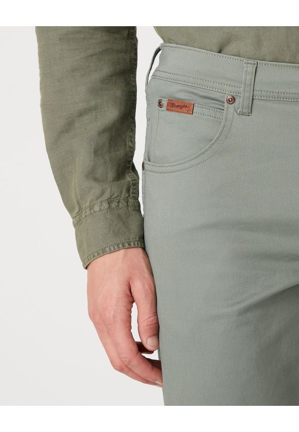 Wrangler - SPODNIE MĘSKIE WRANGLER TEXAS WREATH GREEN W121W3G29 112126234