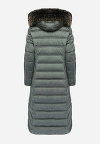 Born2be - Zielona Pikowana Kurtka Zimowa o Długim Kroju z Odpinanym Kapturem z Futrem Mintoria. Okazja: na co dzień. Kolor: zielony. Materiał: futro. Długość: długie. Sezon: zima. Styl: casual, elegancki #2