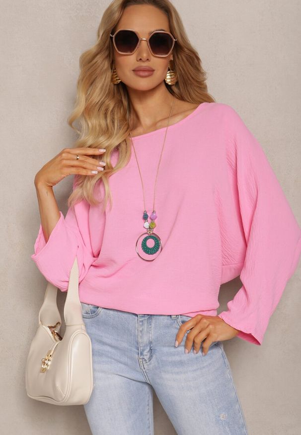 Renee - Różowa Bluzka o Fasonie Nietoperza z Naszyjnikiem Kenola. Kolor: różowy. Styl: elegancki