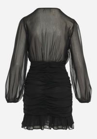 Born2be - Czarna Sukienka Mini Taliowana z Kopertową Górą i Marszczeniami Nolsama. Typ kołnierza: dekolt kopertowy. Kolor: czarny. Typ sukienki: kopertowe. Styl: elegancki, klasyczny, wizytowy. Długość: mini #3