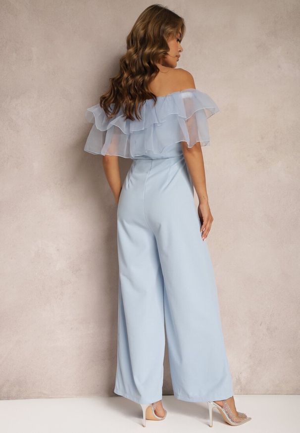 Renee - Jasnoniebieski Koktajlowy Kombinezon z Falbanką przy Dekolcie bez Rękawów Tessita. Kolor: niebieski. Długość rękawa: bez rękawów. Styl: wizytowy