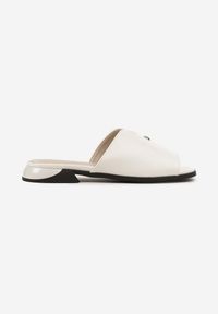 Born2be - Białe Klapki Vices z Ozdobnym Wycięciem i Aplikacją Tiladea. Okazja: na co dzień. Kolor: biały. Wzór: aplikacja. Styl: elegancki, casual #5