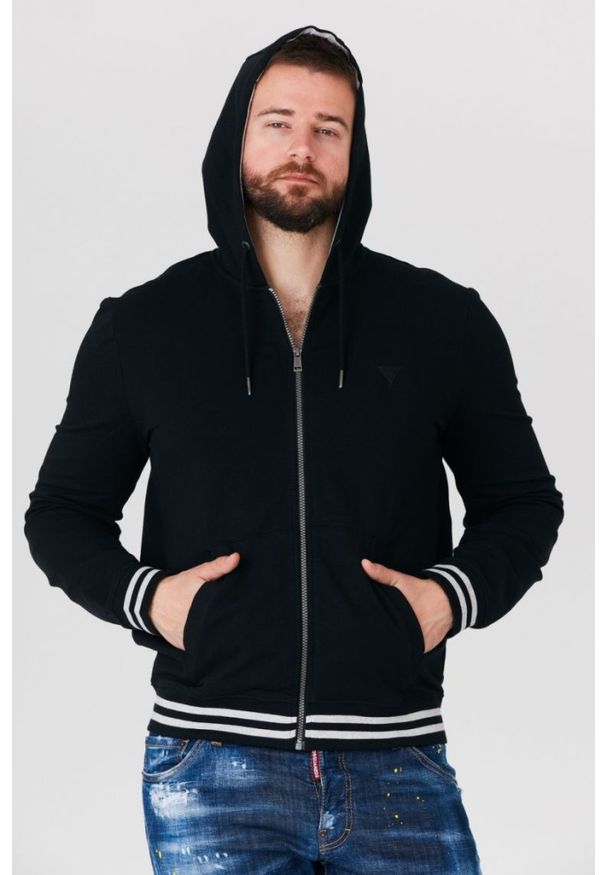 Guess - GUESS Czarna bluza męska z kapturem na zamek. Typ kołnierza: kaptur. Kolor: czarny. Wzór: aplikacja