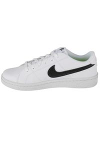 Buty Nike Court Royale 2 Next Nature, Dla obu płci. Zapięcie: sznurówki. Kolor: pomarańczowy, brązowy, biały, wielokolorowy. Materiał: syntetyk, materiał. Szerokość cholewki: normalna. Model: Nike Court. Sport: turystyka piesza