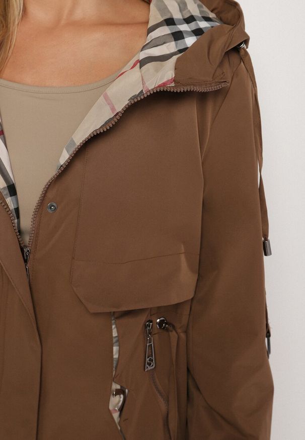 Born2be - Brązowa Kurtka Parka z Kapturem ze Wzorem w Kratę i Podpinanymi Rękawami Gavaria. Okazja: na spotkanie biznesowe, na co dzień. Typ kołnierza: kaptur. Kolor: brązowy. Materiał: jeans. Styl: elegancki, casual, klasyczny, biznesowy