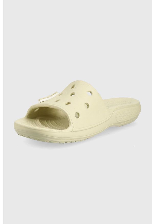 Crocs klapki damskie kolor beżowy. Kolor: beżowy. Materiał: materiał. Obcas: na obcasie. Wysokość obcasa: niski