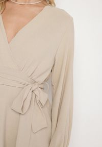 Born2be - Beżowa Kopertowa Sukienka Kombinezon Mini z Falbanką Bomina. Kolor: beżowy. Materiał: materiał #3