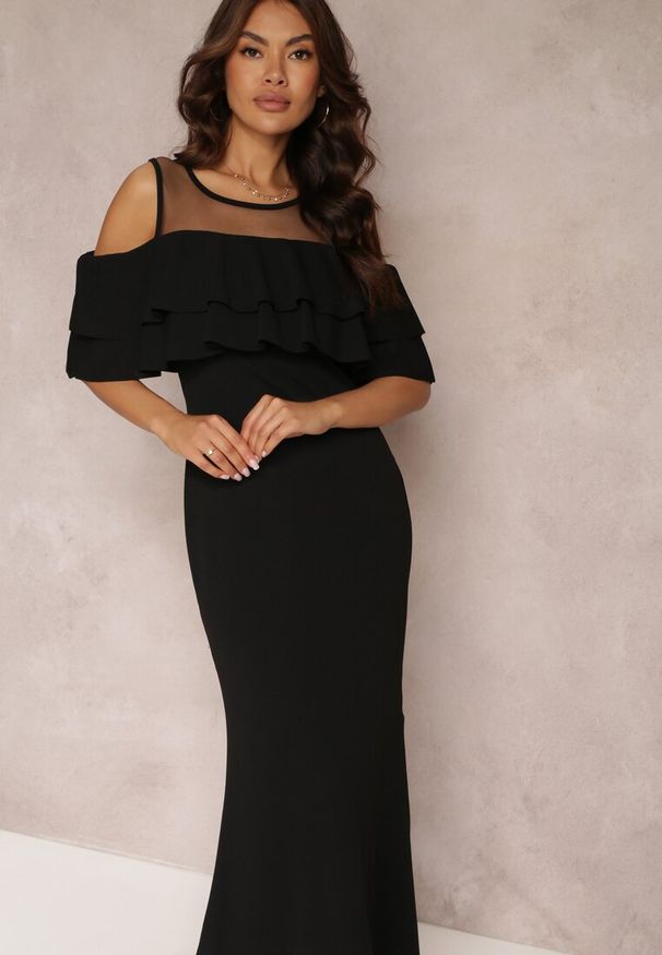 Renee - Czarna Sukienka Taliowana z Falbanką Lariphelia. Kolor: czarny. Wzór: aplikacja