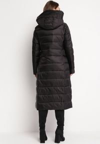 Born2be - Czarna Długa Pikowana Kurtka Płaszcz z Kapturem i Ozdobnymi Suwakami Vlemika. Typ kołnierza: kaptur. Kolor: czarny. Długość: długie #2